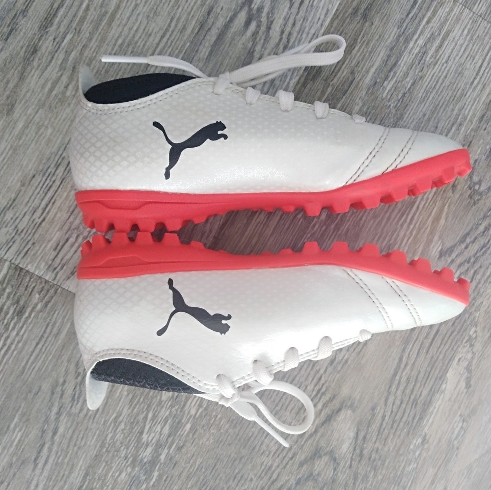 Brand New Puma soccer shoes size 9